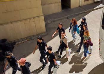 Gözaltındaki gazeteciler adliyeye getirildi; iki gazeteciye tutuklama talebi