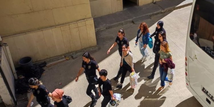 Gözaltındaki gazeteciler adliyeye getirildi; iki gazeteciye tutuklama talebi