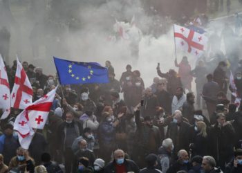 Gürcistan'da halk, AB'den "aday ülke" statüsü alamayan hükümeti protesto etti
