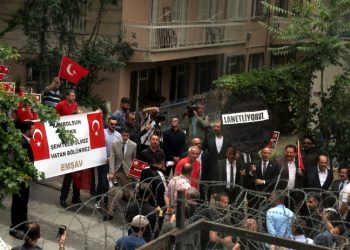 HDP binası önünde toplanan gruptan partililere hakaret ve tehdit