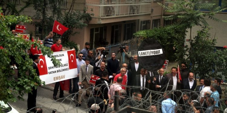 HDP binası önünde toplanan gruptan partililere hakaret ve tehdit