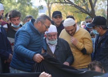 Hayırsever işadamı Ali Kervancı eşini göz yaşlarıyla uğurladı