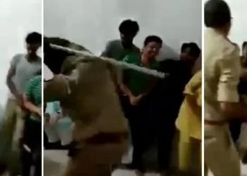 Hindistan'da polisler gözaltındaki Müslümanları dövdü, milyonlarca kişinin izlediği video tepki çekti