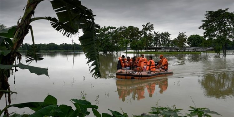 Hindistan'daki sellerde ölenlerin sayısı 71'e yükseldi