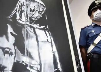 Hırsızlar, Banksy'nin Bataclan kapısı eserini levyeyle çalmış