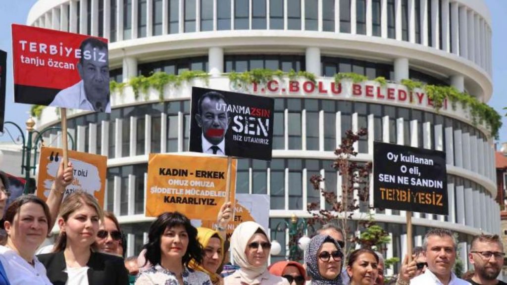 Irkçı açıklamalarıyla bilinen Tanju Özcan protesto edildi