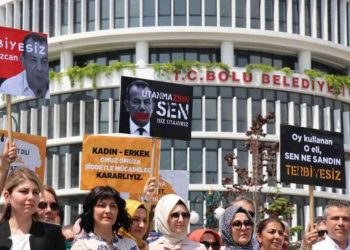 Irkçı açıklamalarıyla bilinen Tanju Özcan protesto edildi