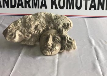 Isparta'da Roma dönemine ait Medusa başı heykeli ele geçirildi