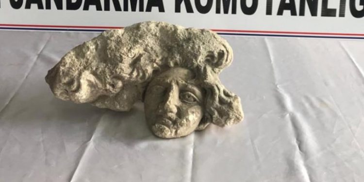 Isparta'da Roma dönemine ait Medusa başı heykeli ele geçirildi