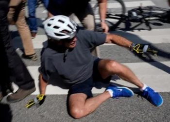 Joe Biden bisikletten düştü