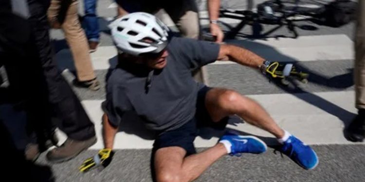 Joe Biden bisikletten düştü