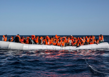 Johnson yönetiminden tartışmalı bir karar daha: İngiltere hükümeti göçmenlere GPS cihazı takacak