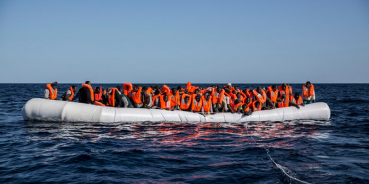 Johnson yönetiminden tartışmalı bir karar daha: İngiltere hükümeti göçmenlere GPS cihazı takacak