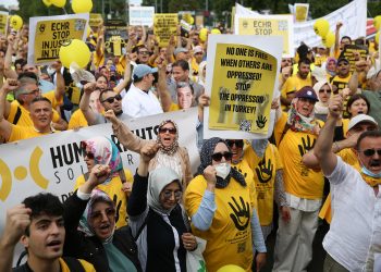 KHK’lılar AİHM kapısında eylem yaptı: ‘Adalet, hemen şimdi…’