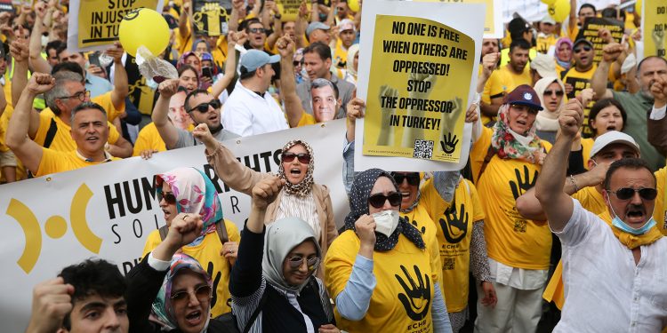 KHK’lılar AİHM kapısında eylem yaptı: ‘Adalet, hemen şimdi…’