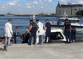 Kadıköy'de denizde erkek cesedi bulundu