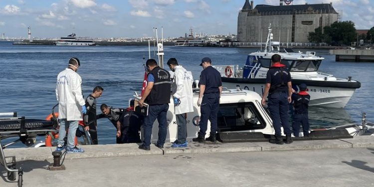 Kadıköy'de denizde erkek cesedi bulundu