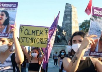 Kadınlar, Pınar Gültekin'in katiline verilen 'haksız tahrik indirimi'ni protesto etmek için sokağa çıkıyor