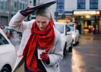 Kadınlar neden kariyer basamaklarını ilk 10 yılda koşarak tırmanmak zorunda?