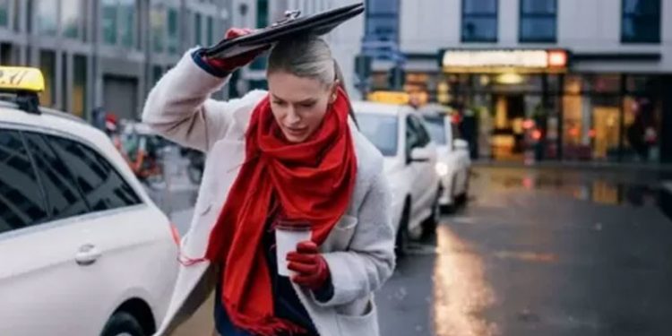 Kadınlar neden kariyer basamaklarını ilk 10 yılda koşarak tırmanmak zorunda?