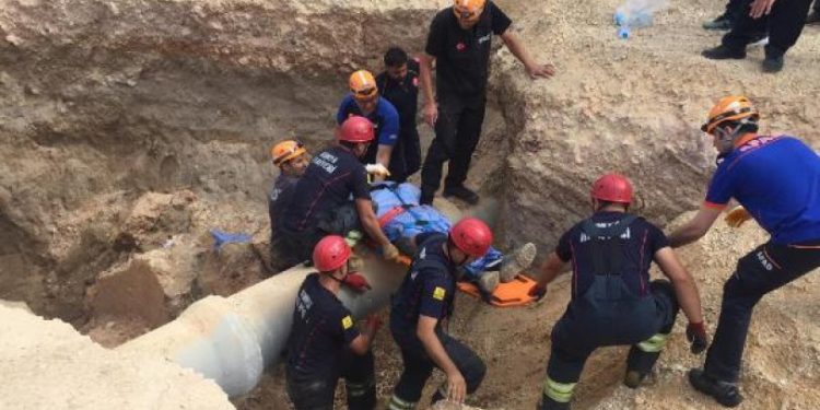 Kanalizasyonda kum yığını çöktü: 66 yaşındaki işçi hayatını kaybetti