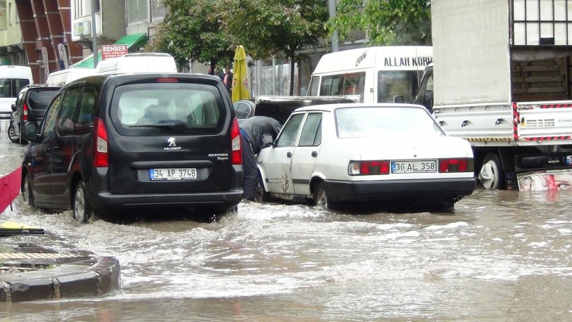 Kars’ta sağanak yağış: Caddeler göle döndü