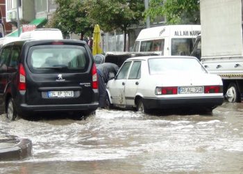 Kars’ta sağanak yağış: Caddeler göle döndü