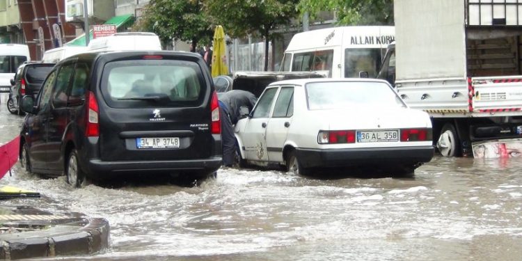 Kars’ta sağanak yağış: Caddeler göle döndü