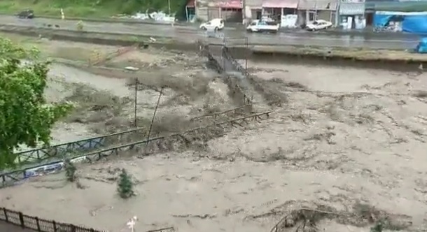 Kastamonu’da sel felaketi: İnebolu’da iki köprü yıkıldı, Bozkurt’ta yine taşkın var