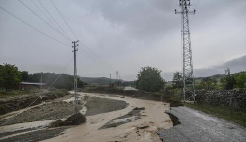 Kastamonu'da sağanakta yollar çöktü