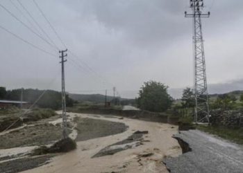 Kastamonu'da sağanakta yollar çöktü