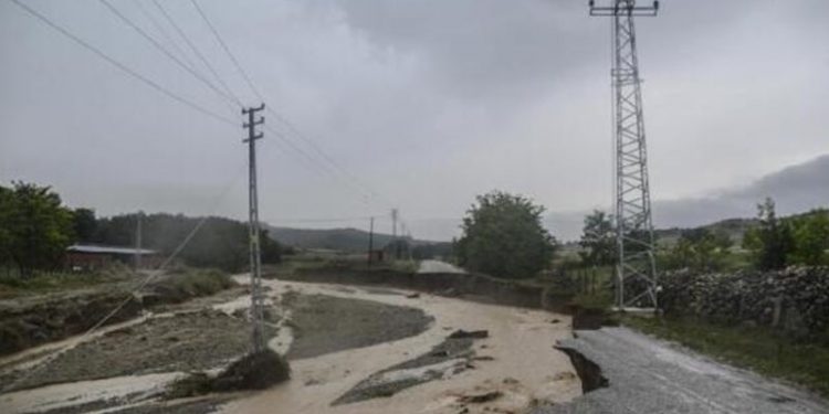 Kastamonu'da sağanakta yollar çöktü