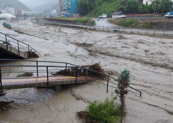 Kastamonu'yu sel vurdu: Söke Çayı taştı, iki köprü çöktü