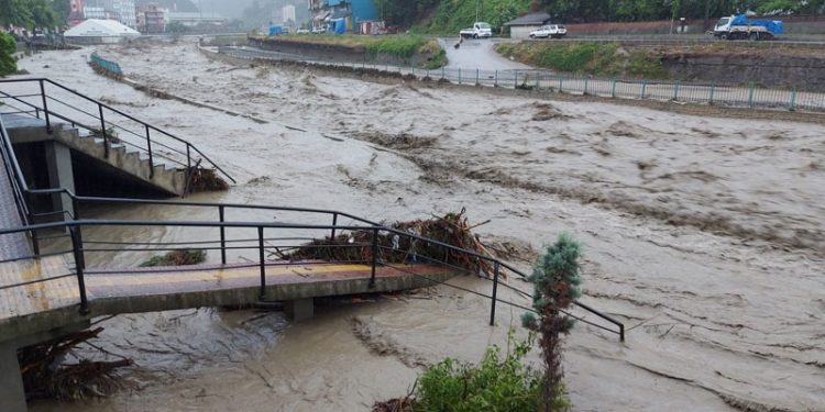 Kastamonu'yu sel vurdu: Söke Çayı taştı, iki köprü çöktü