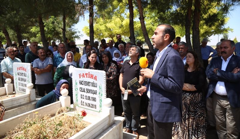 Katledilen Şenyaşar ailesinin fertleri mezarları başında anılıyor