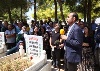 Katledilen Şenyaşar ailesinin fertleri mezarları başında anılıyor