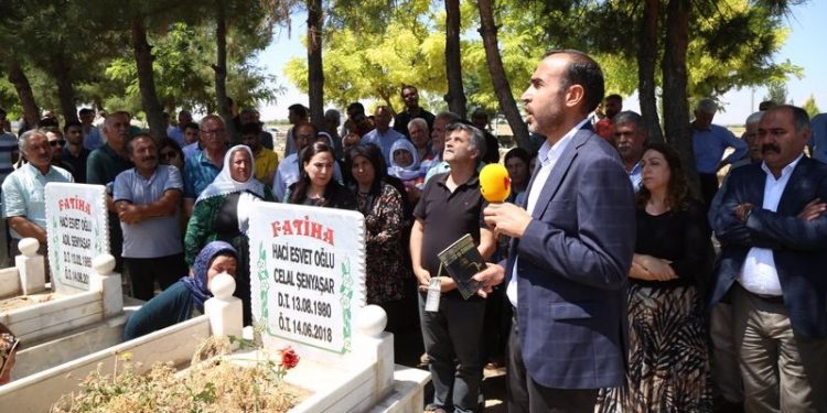 Katledilen Şenyaşar ailesinin fertleri mezarları başında anılıyor