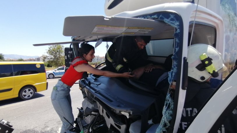 Kazayı gören ATT, ambulans gelene kadar hastanın başından bir an olsun ayrılmadı