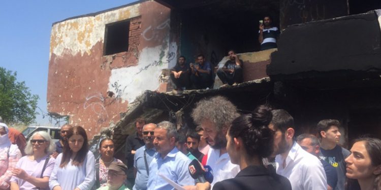 Kağıt işçilerine ırkçı saldırı: ‘Dört gündür ölmeme savaşı veriyoruz’