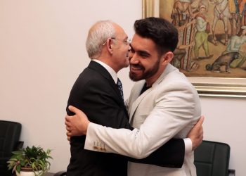 Kemal Kılıçdaroğlu, tahliye olan askeri öğrenci Furkan Çetinkaya’yı sarılarak karşıladı