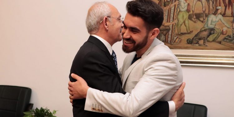 Kemal Kılıçdaroğlu, tahliye olan askeri öğrenci Furkan Çetinkaya’yı sarılarak karşıladı