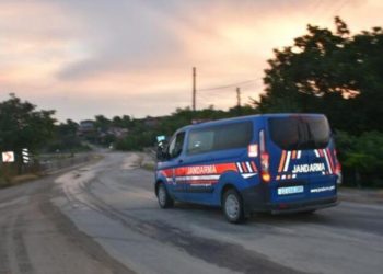 Kendilerine polis süsü verip, 2 Bulgar iş insanını gasp etmek istediler