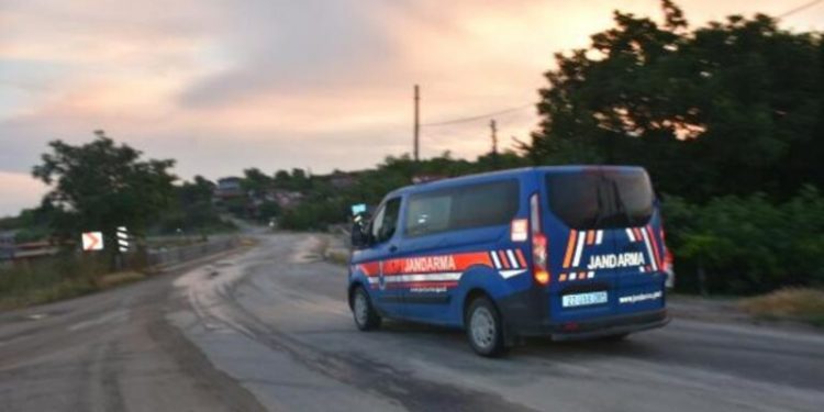 Kendilerine polis süsü verip, 2 Bulgar iş insanını gasp etmek istediler