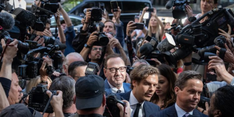 Kevin Spacey, dört farklı cinsel saldırı suçlamasıyla yargılanmak üzere hâkim karşısında