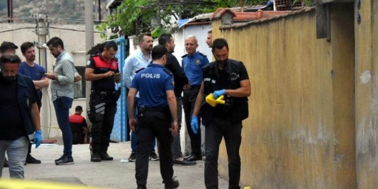 Komşusunun köpeğinden rahatsız olan adam aynı aileden 3 kişiyi öldürdü