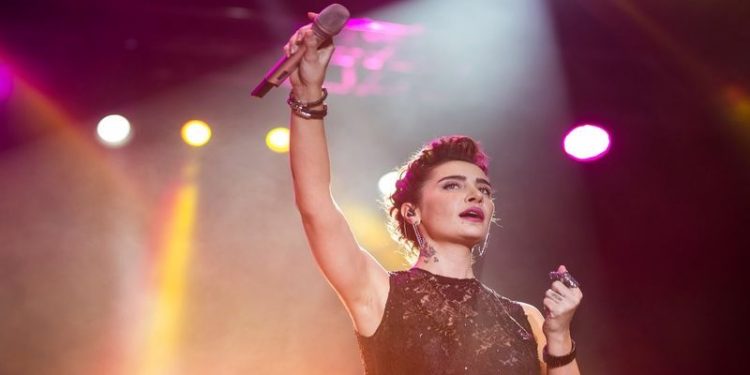 Köprücük kemiğinin ucu kırılan Sıla, konserlerini iptal etti