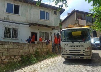 Kötü koku yayılan evden 2 kamyon çöp çıktı
