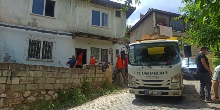 Kötü koku yayılan evden 2 kamyon çöp çıktı