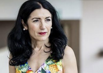 Kürt asıllı İsveçli parlamenter Emine Kakabaveh ülkede tüm dengelerin merkezindeki figür oldu