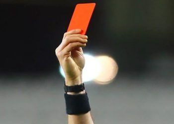 Kırmızı kart gösteren hakemi sahada döverek öldürdüler